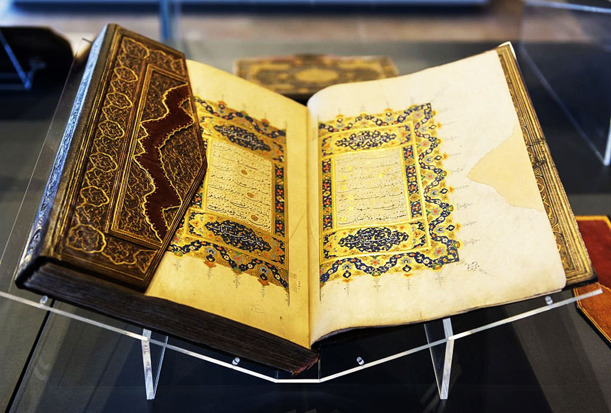 Antique Quran with zarnegari
